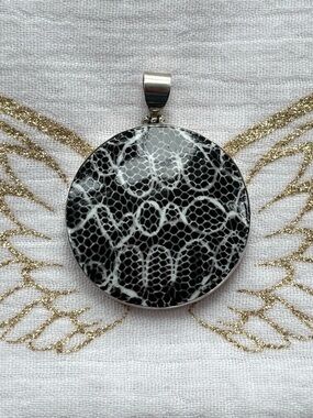 Round Black & White Lace-Pattern Shell Pendant Sterling Silver